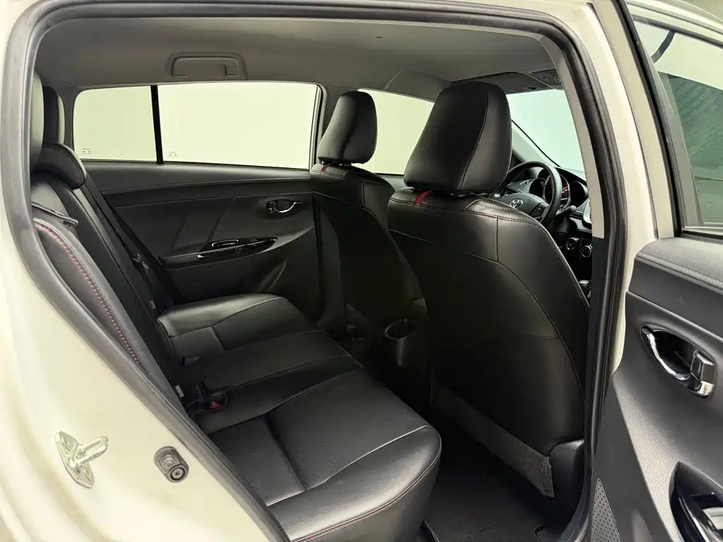 Toyota Yaris L — фото 11