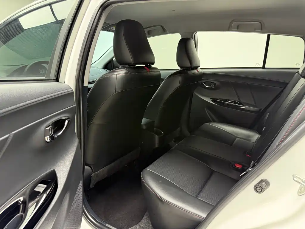 Toyota Yaris L — фото 13