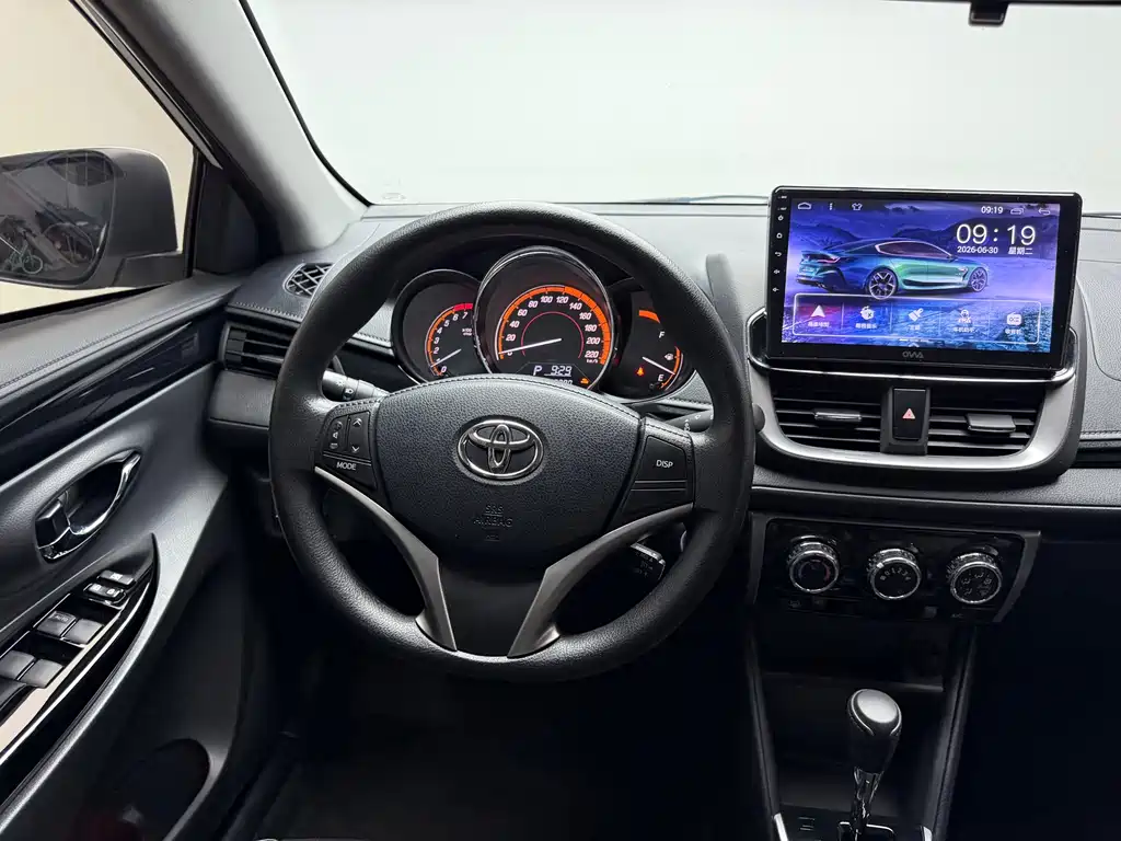 Toyota Yaris L — фото 14
