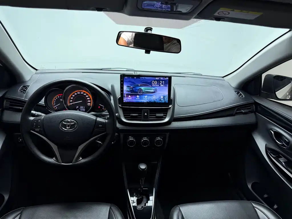 Toyota Yaris L — фото 15