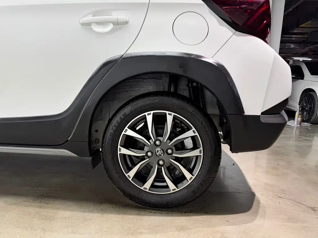 Toyota Yaris L — фото 25