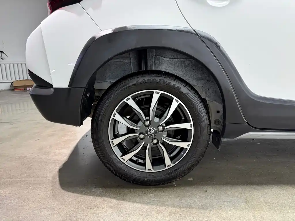 Toyota Yaris L — фото 29