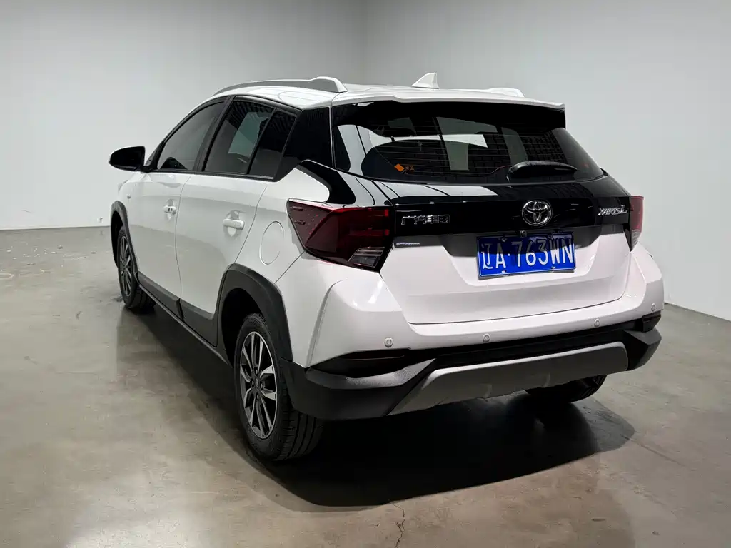 Toyota Yaris L — фото 31
