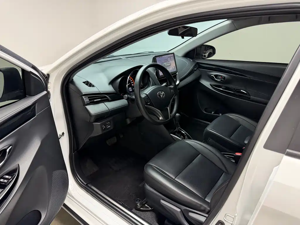 Toyota Yaris L — фото 7