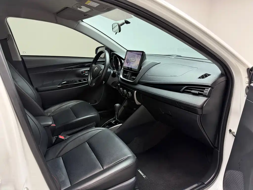 Toyota Yaris L — фото 8