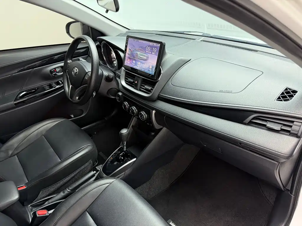 Toyota Yaris L — фото 10