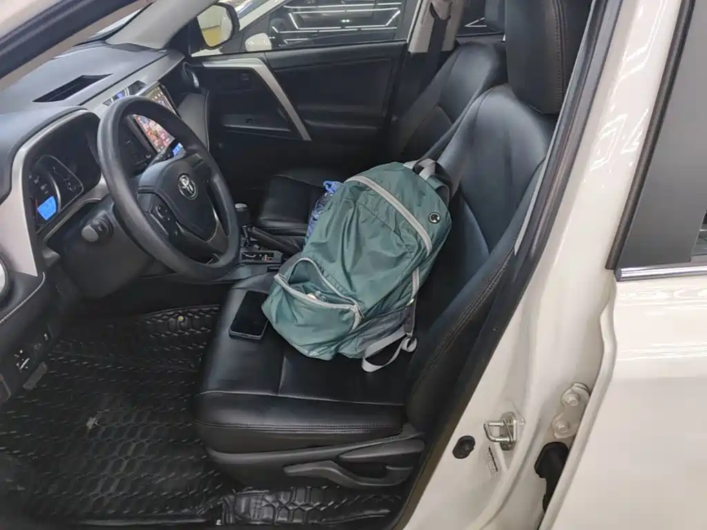 Toyota RAV4 — фото 11