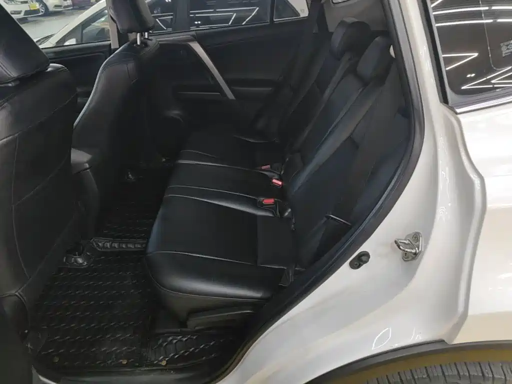 Toyota RAV4 — фото 13