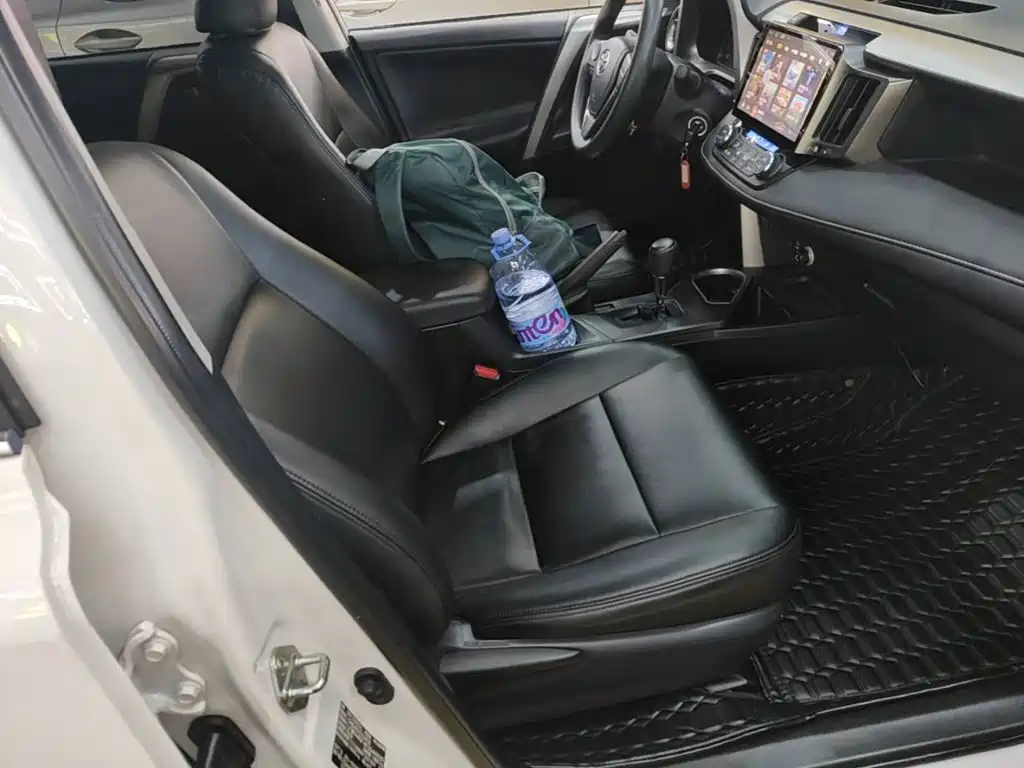Toyota RAV4 — фото 20