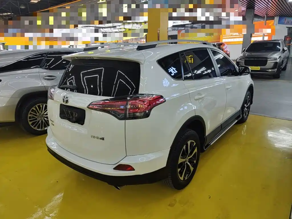 Toyota RAV4 — фото 5