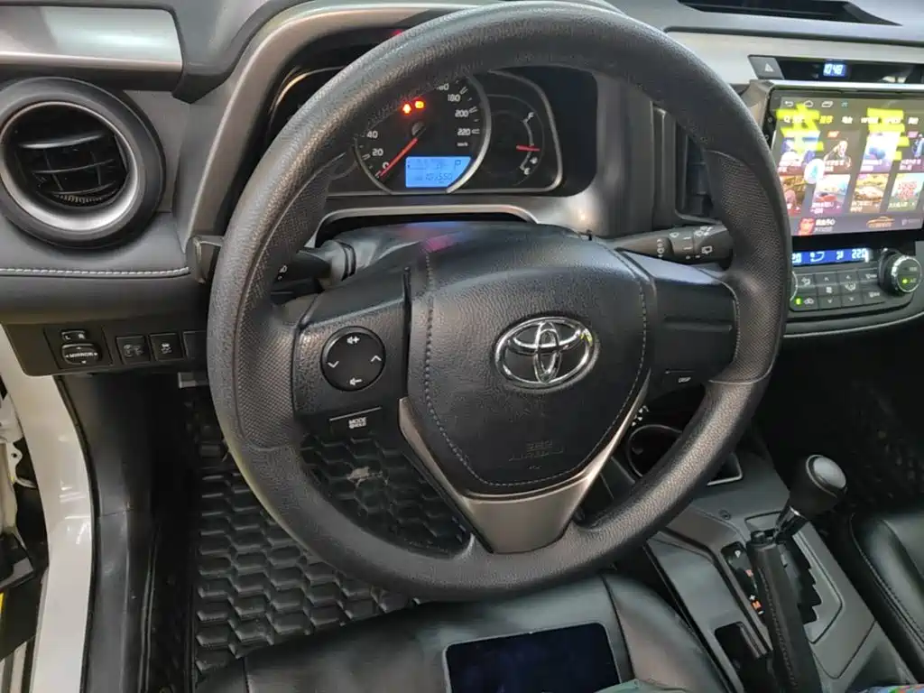 Toyota RAV4 — фото 7