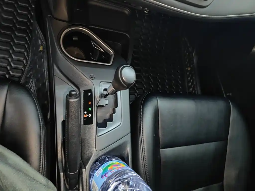Toyota RAV4 — фото 10