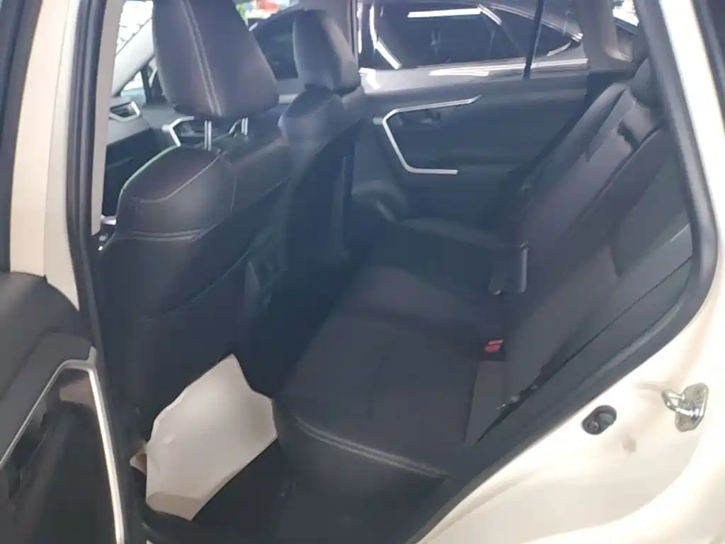 Toyota RAV4 — фото 17