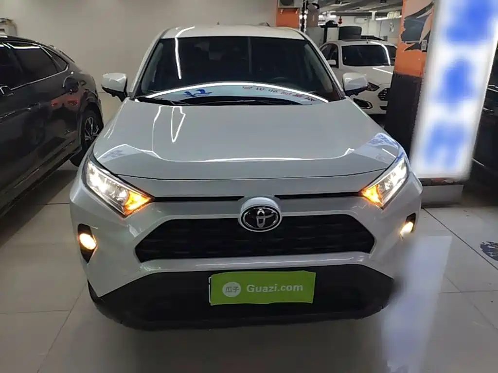 Toyota RAV4 — фото 3