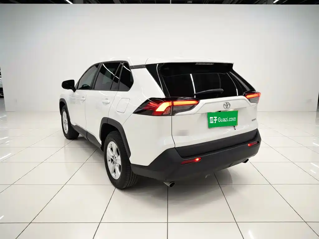 Toyota RAV4 — фото 5