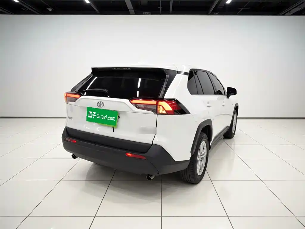 Toyota RAV4 — фото 7