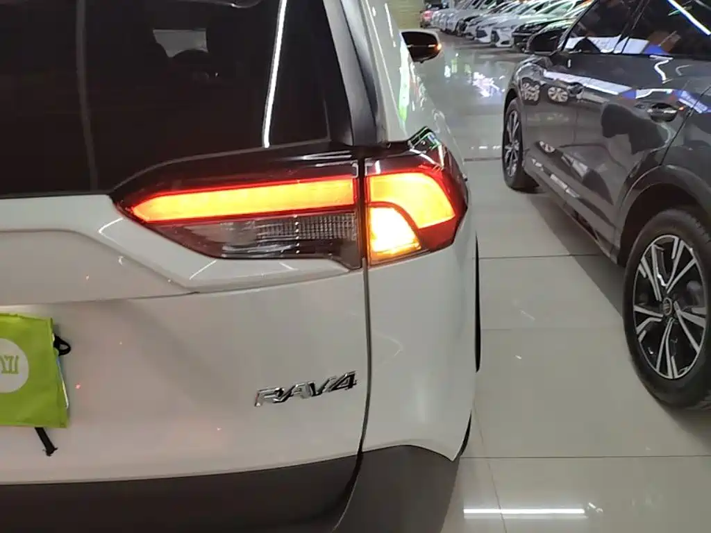 Toyota RAV4 — фото 8