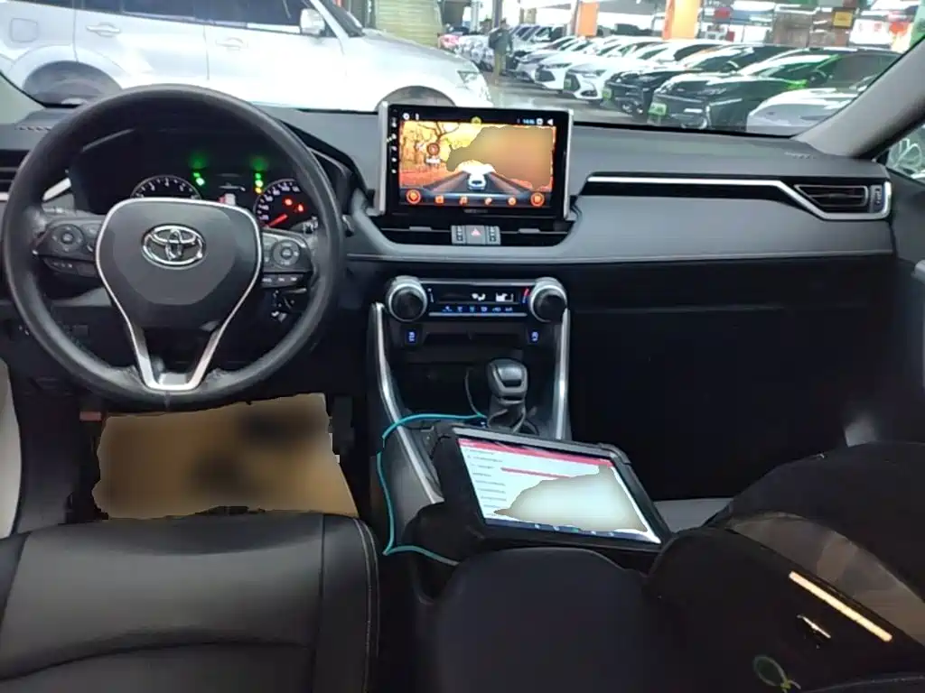 Toyota RAV4 — фото 10