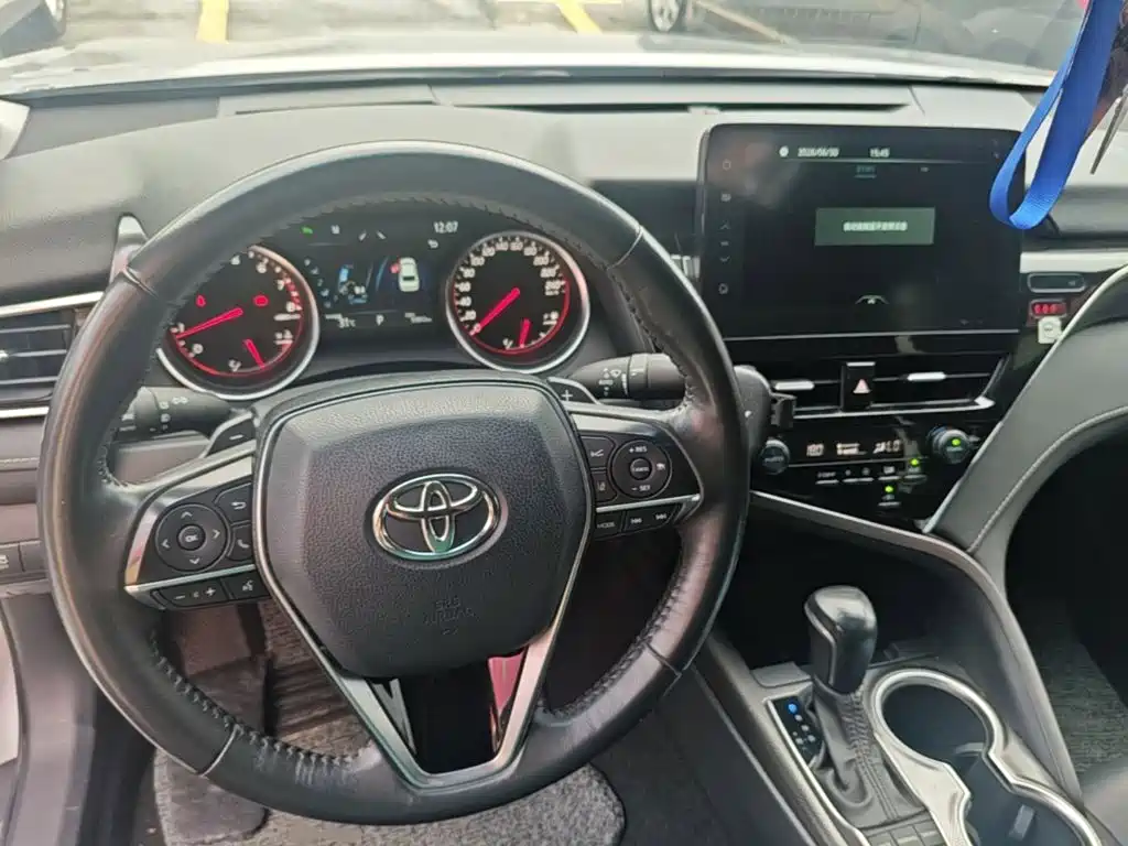 Toyota Camry — фото 10