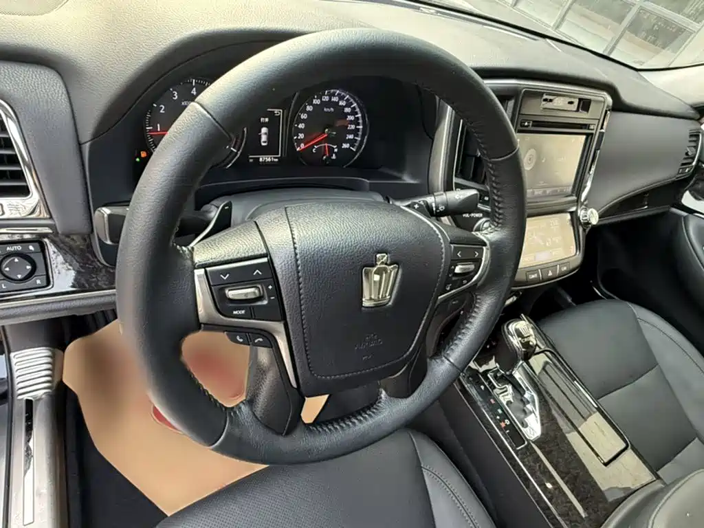 Toyota Crown — фото 14