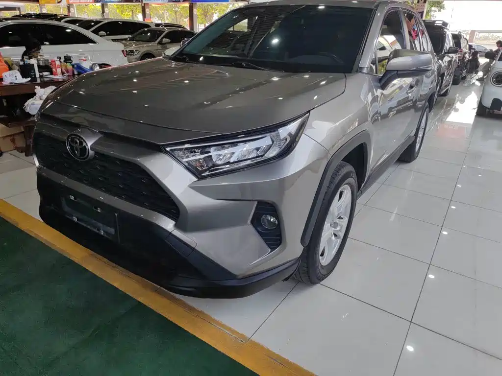 Toyota RAV4 — фото 2