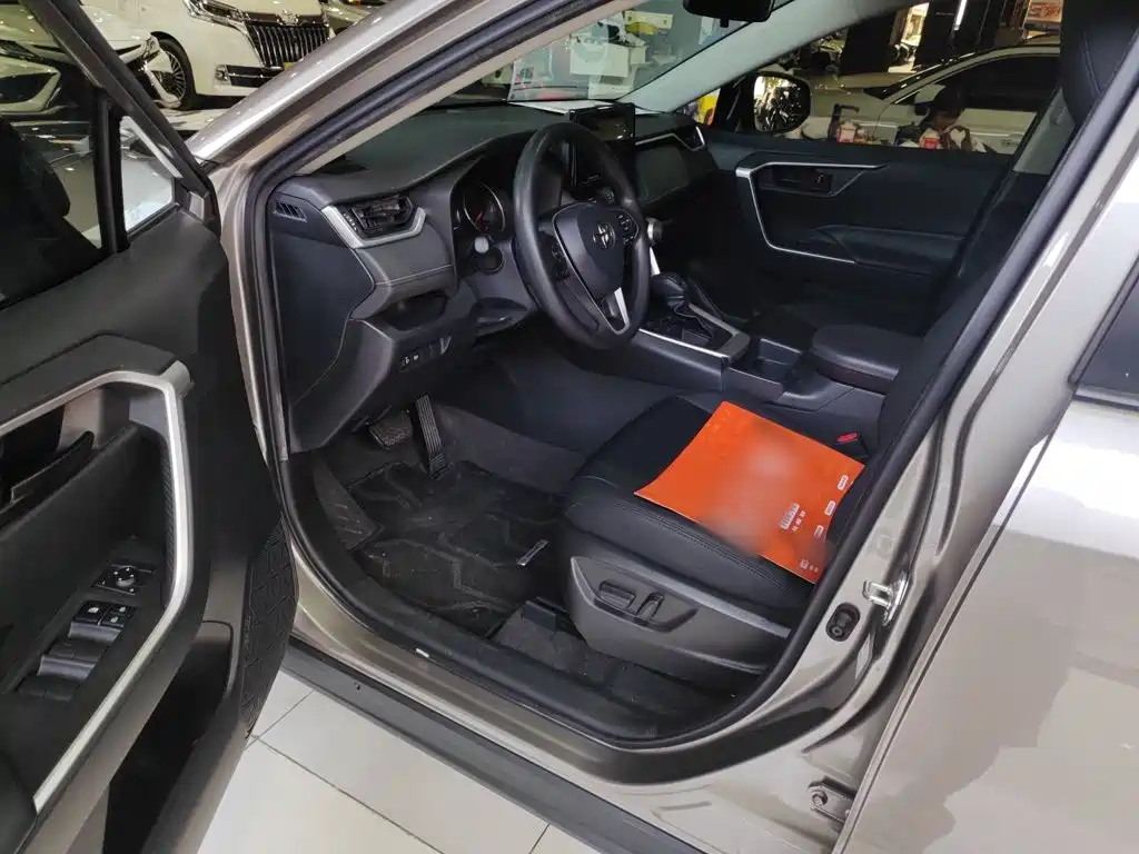 Toyota RAV4 — фото 11