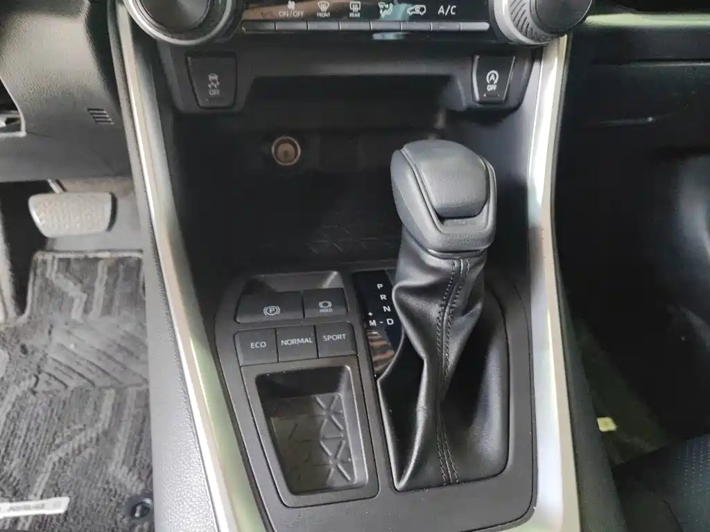 Toyota RAV4 — фото 14