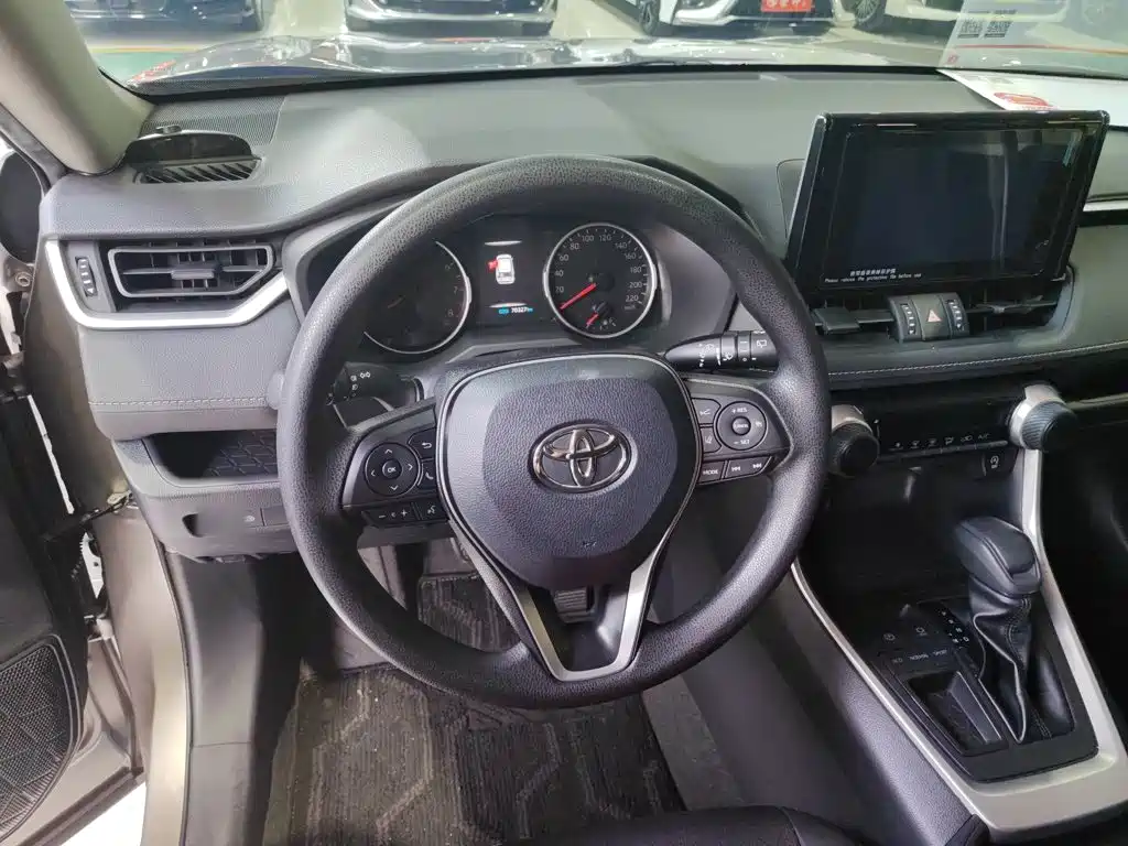 Toyota RAV4 — фото 17