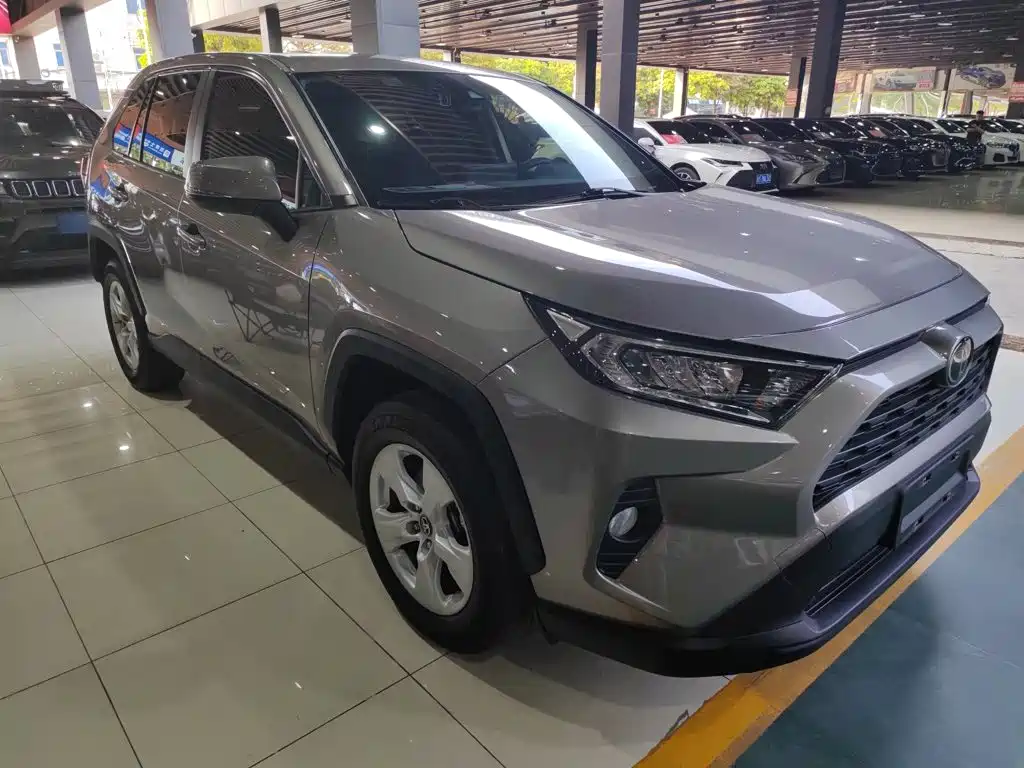 Toyota RAV4 — фото 5
