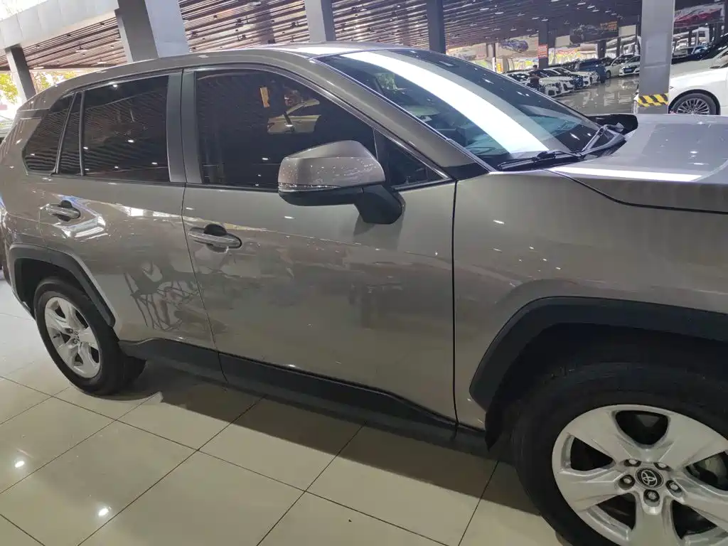 Toyota RAV4 — фото 6