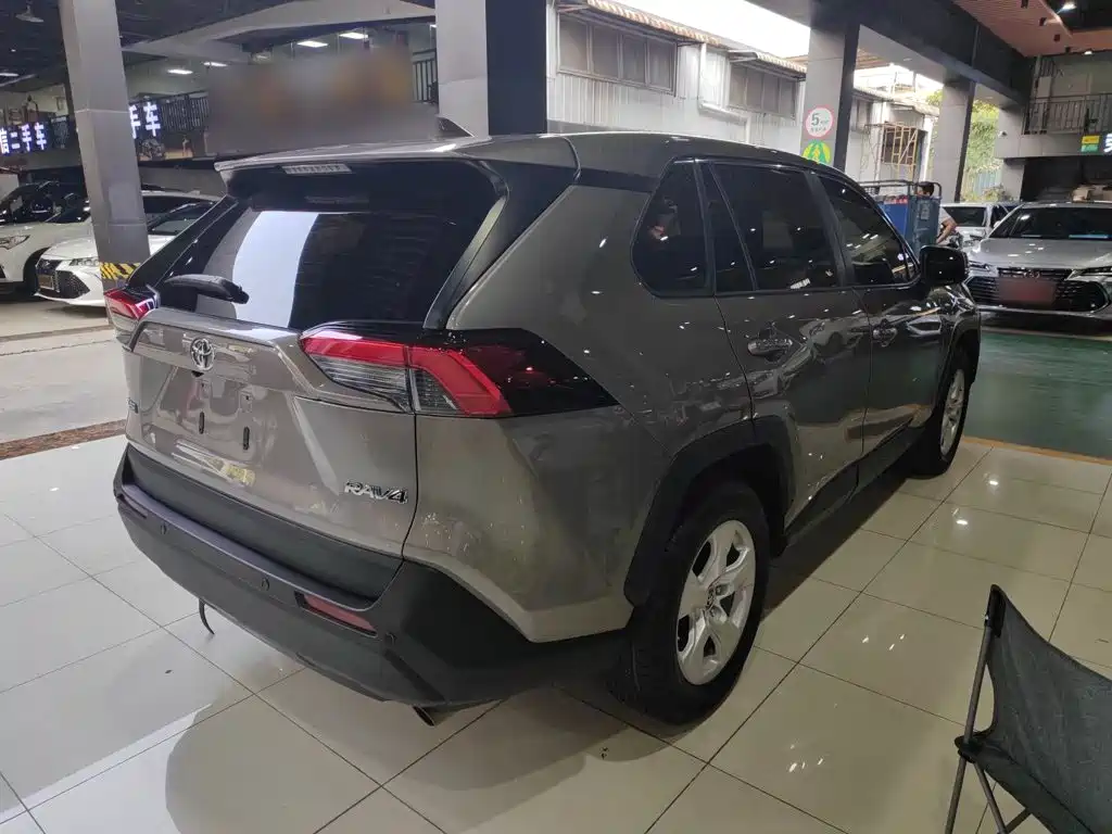 Toyota RAV4 — фото 7