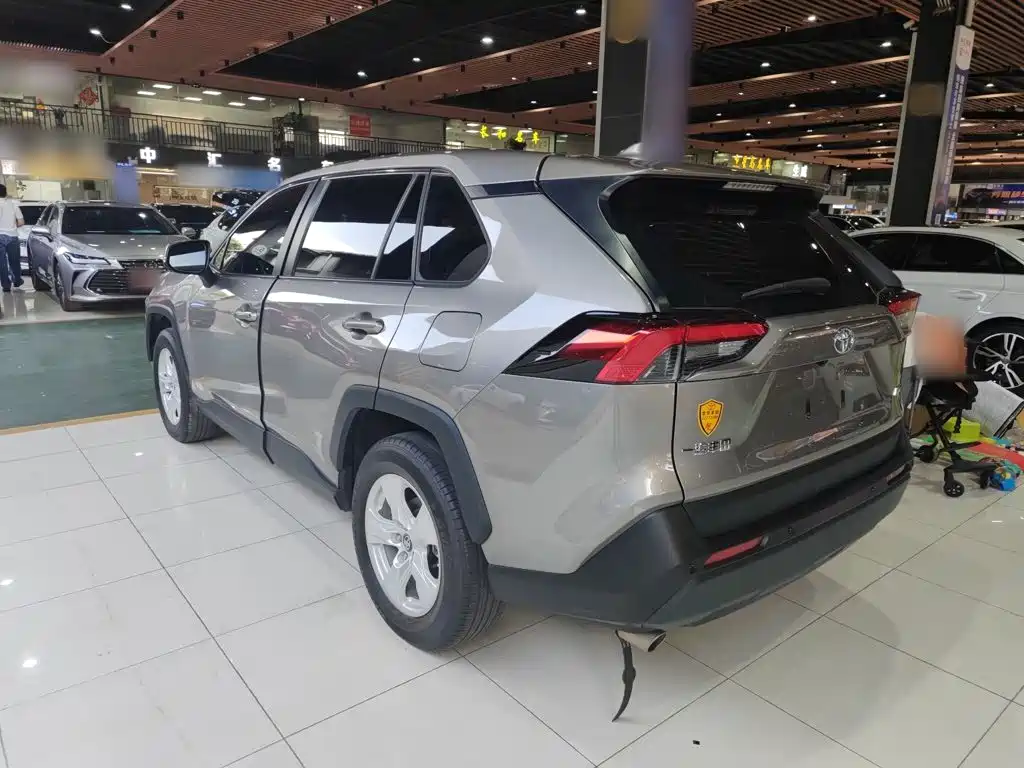 Toyota RAV4 — фото 9