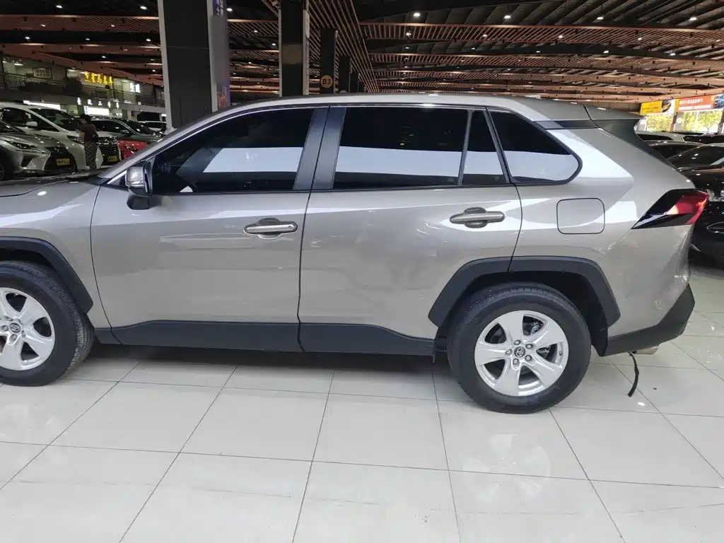 Toyota RAV4 — фото 10