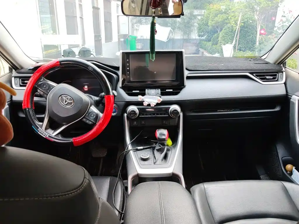 Toyota RAV4 — фото 13