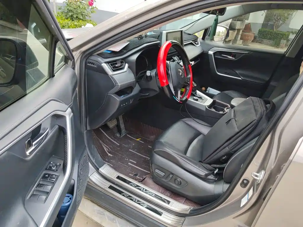 Toyota RAV4 — фото 14