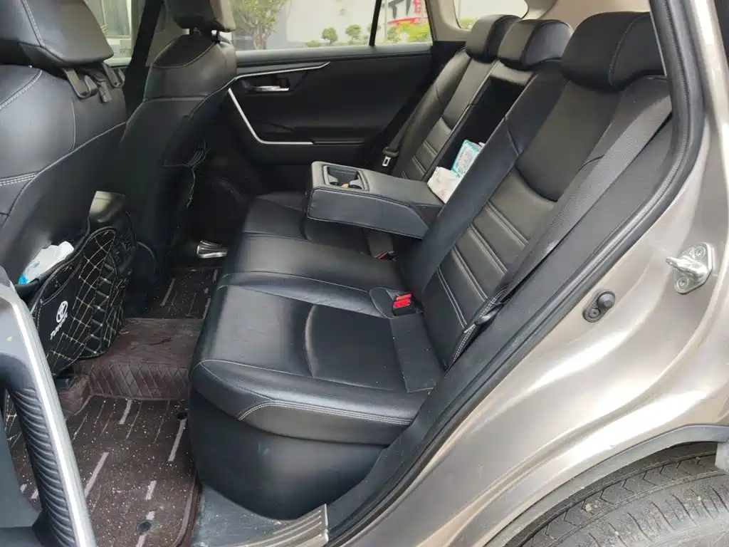 Toyota RAV4 — фото 15