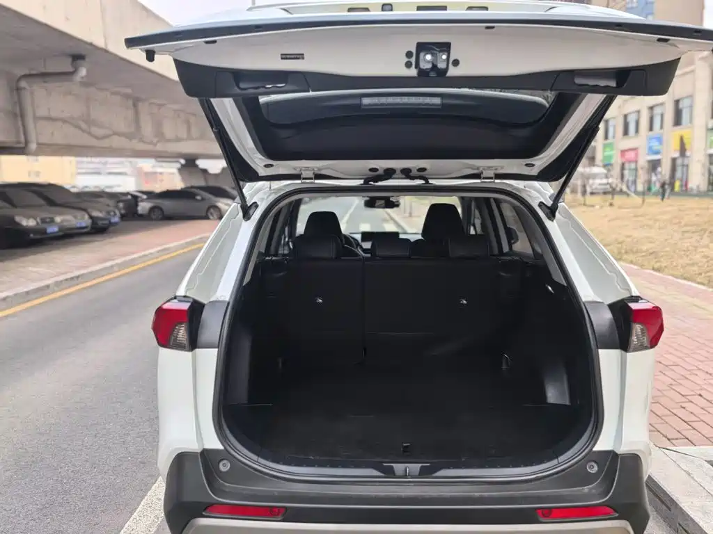Toyota RAV4 — фото 2