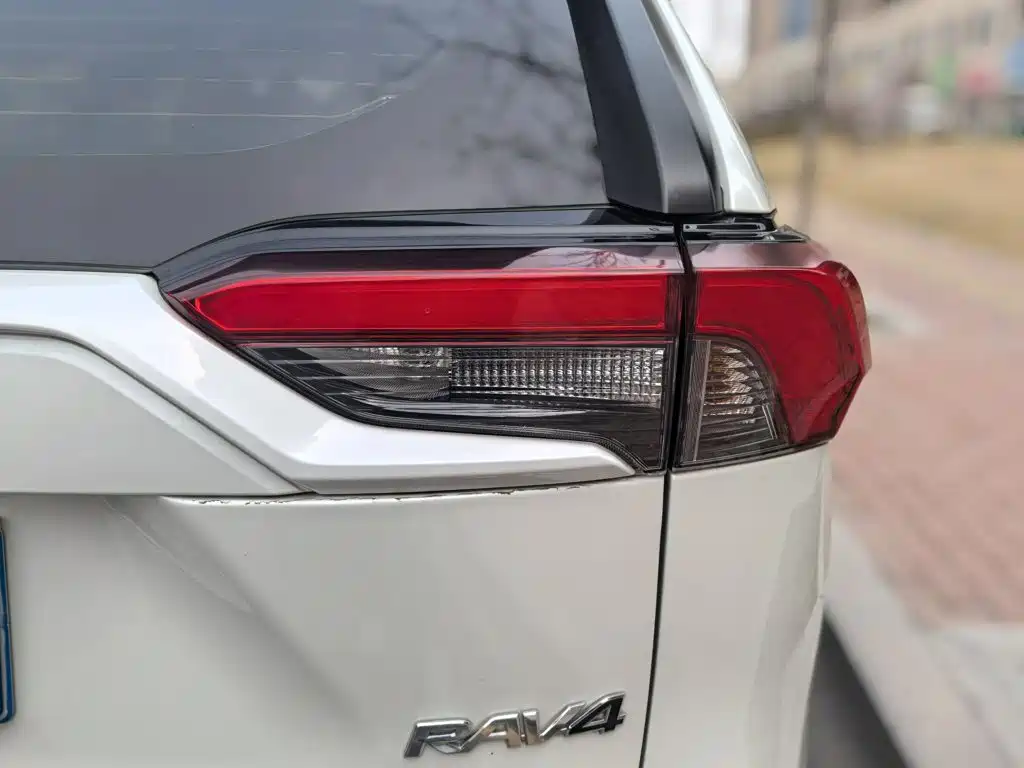 Toyota RAV4 — фото 11