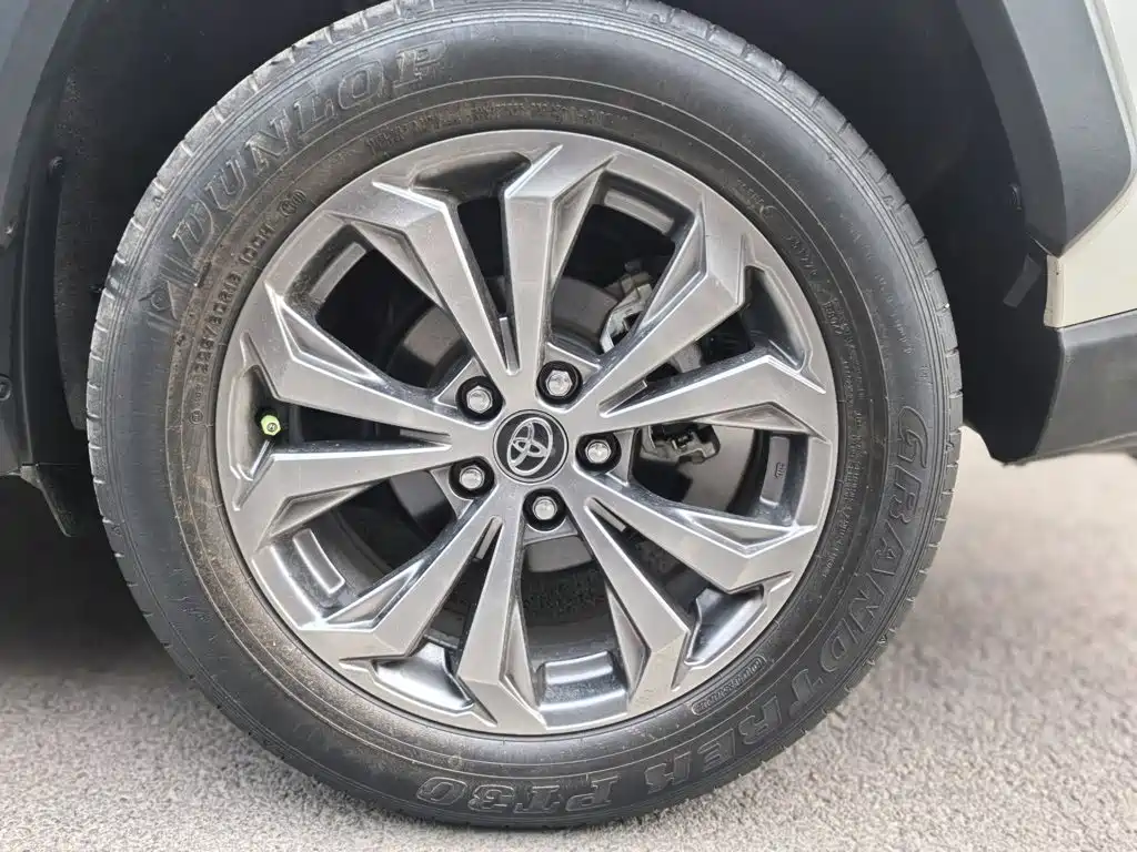 Toyota RAV4 — фото 13