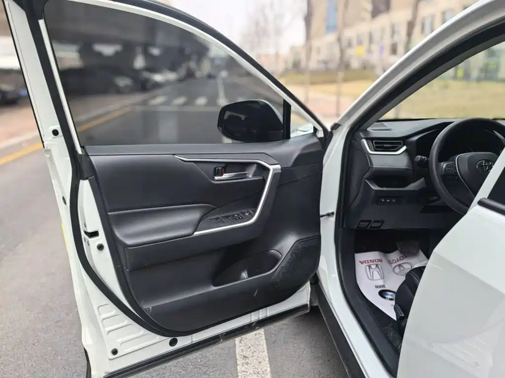 Toyota RAV4 — фото 14