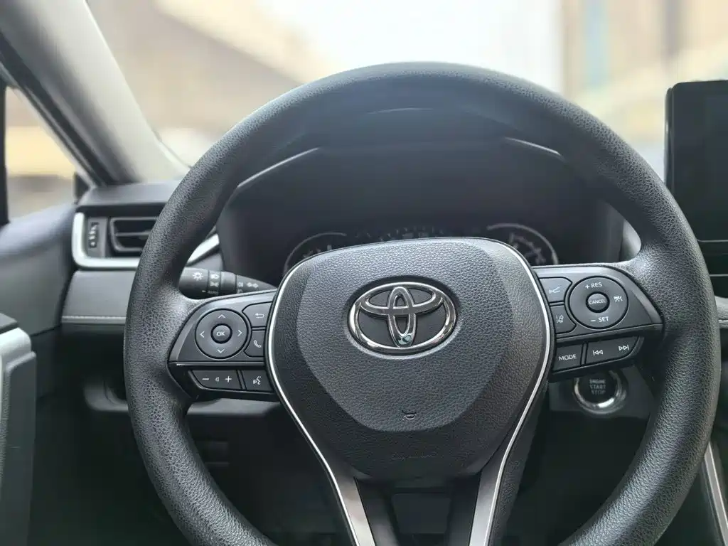 Toyota RAV4 — фото 19