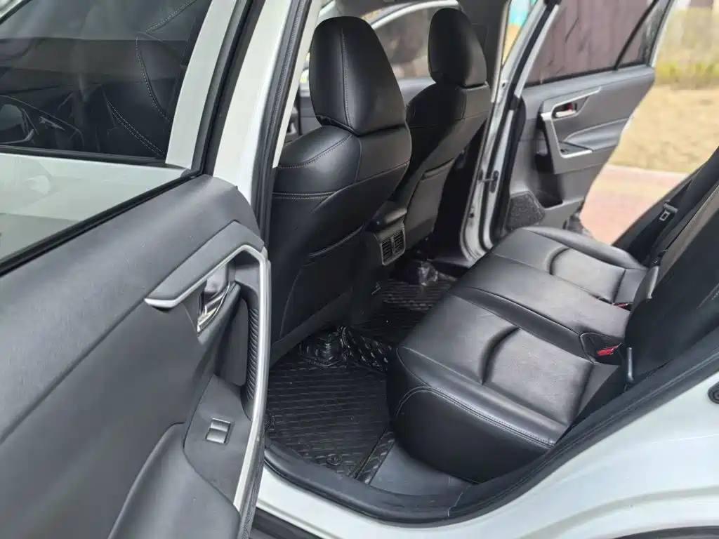 Toyota RAV4 — фото 20