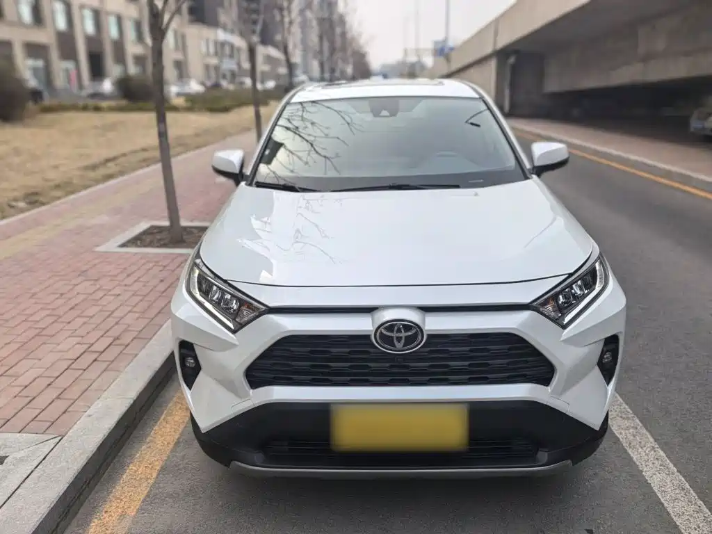Toyota RAV4 — фото 7