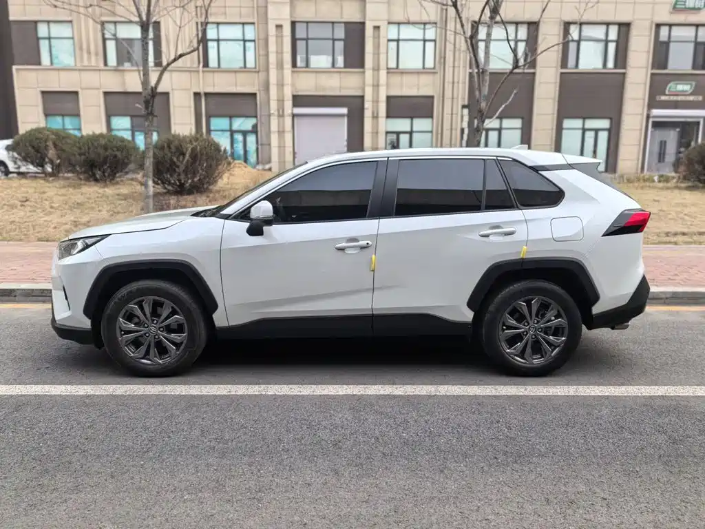 Toyota RAV4 — фото 8