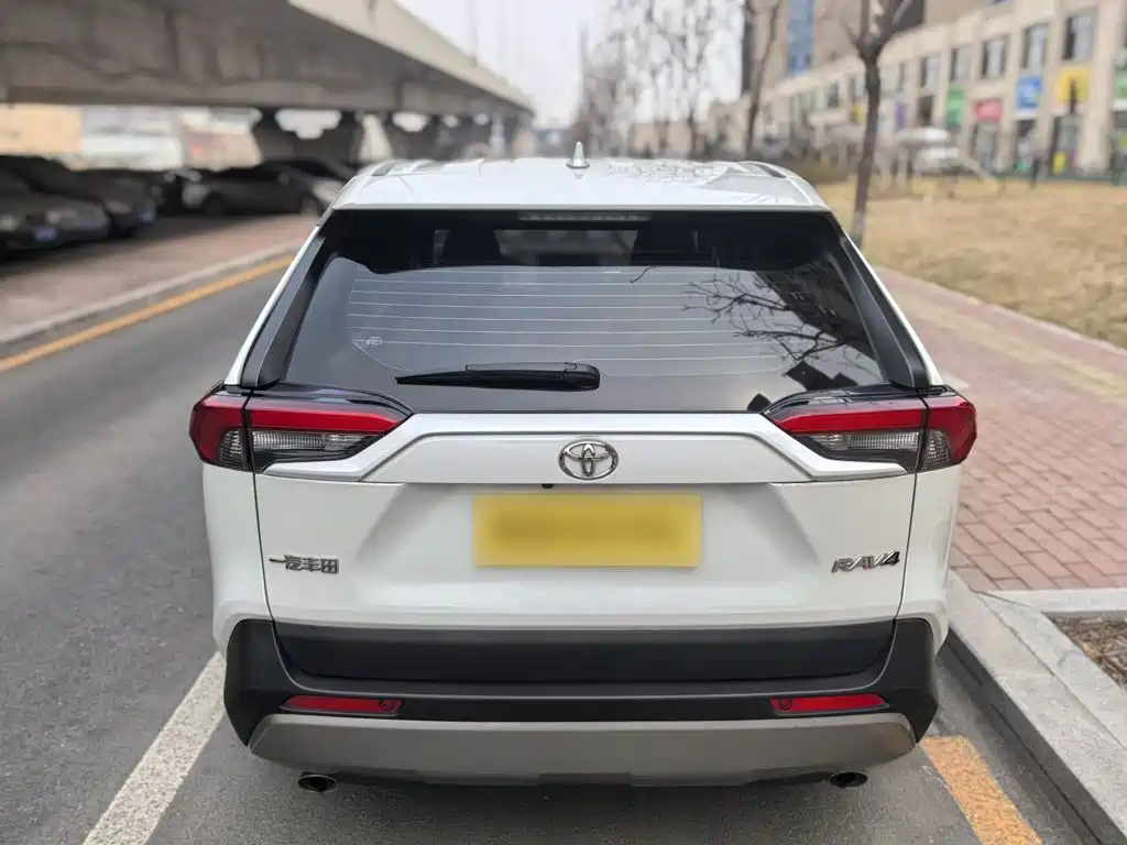 Toyota RAV4 — фото 9