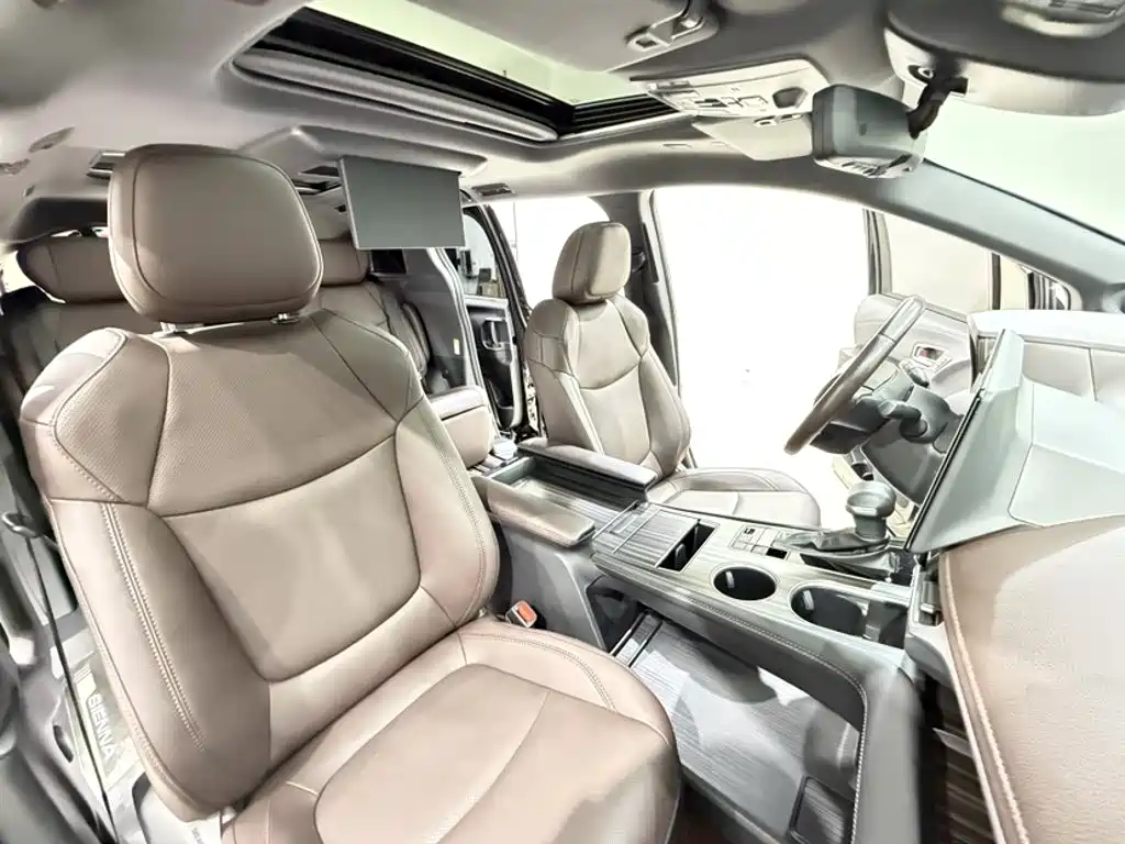 Toyota Sienna — фото 17