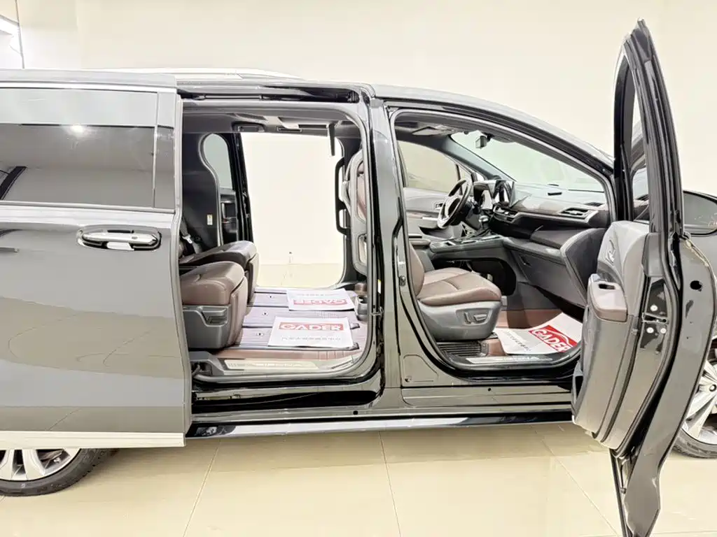 Toyota Sienna — фото 18