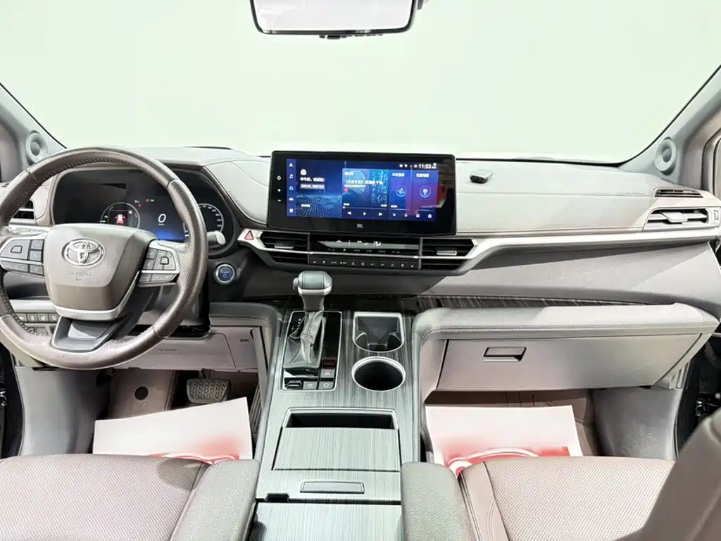 Toyota Sienna — фото 5