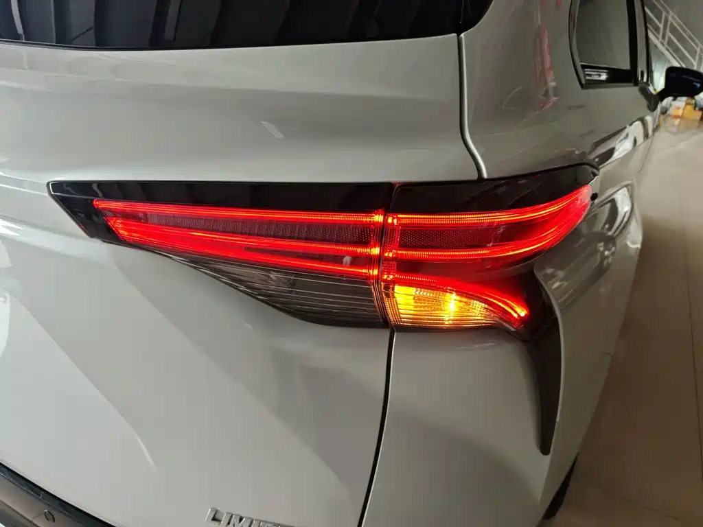 Toyota Sienna — фото 24