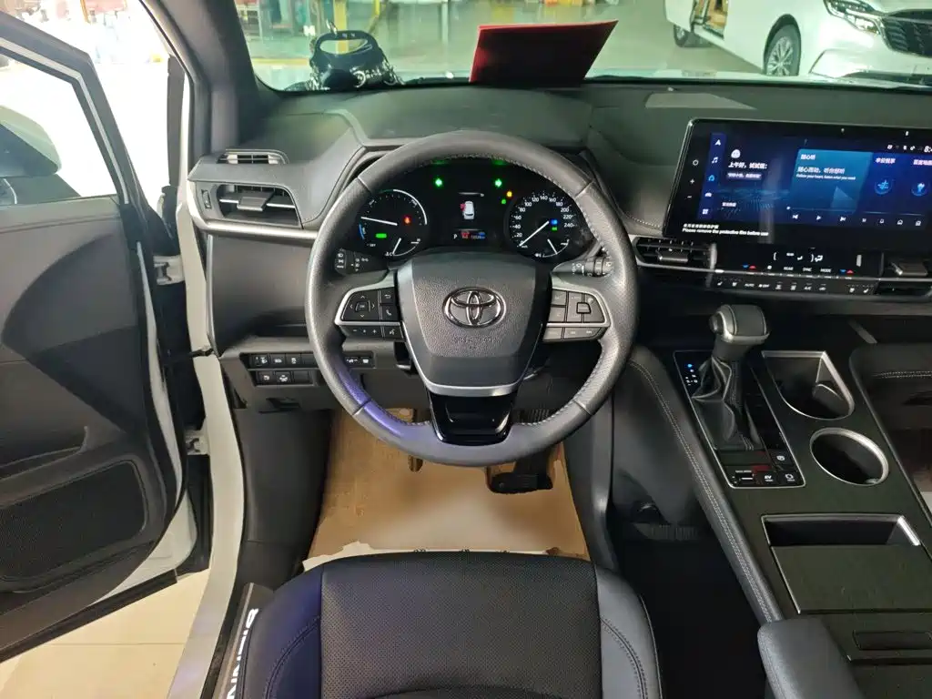 Toyota Sienna — фото 7